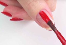 The right gesture to apply your nail polish